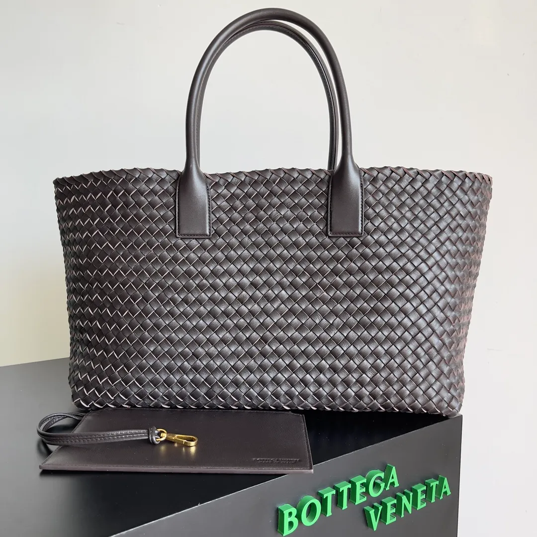 Batch 2860 Classic returns... (large size 51cm) • Cabat, born in 2001, is one of the most iconic styles of the Bottega Veneta workshop. The whole bag is made of top-grade imported lambskin. There is no exposed logo on the whole bag, but with the classic wide woven elements, you can tell who it belongs to at a glance! Can be carried on one shoulder, very practical! Style number: 608811 Size: 51*18*28